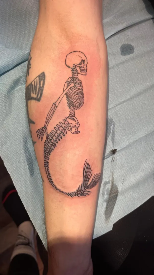 Tatouage Sirène squelette, par Athéna Gatineau (GTN.INK)
